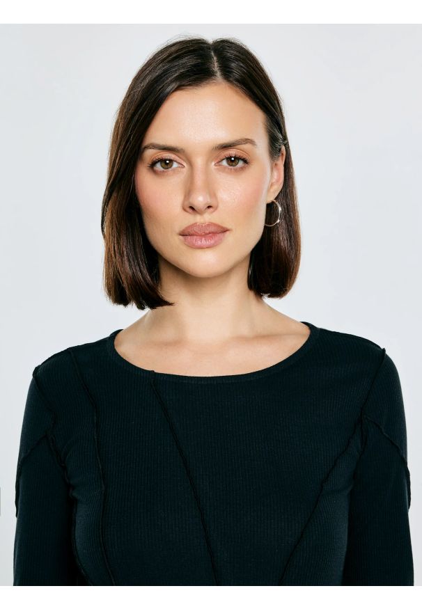 Big-Star - Sukienka damska mini dopasowana czarna Malgosara 906. Kolor: czarny. Materiał: dzianina. Wzór: prążki. Typ sukienki: asymetryczne, kopertowe. Styl: elegancki. Długość: mini