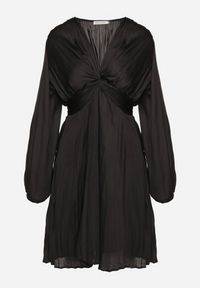 Born2be - Czarna Rozkloszowana Sukienka Plisowana z Marszczeniem i Dekoltem w Serek Aladwen. Okazja: na co dzień. Typ kołnierza: dekolt w serek. Kolor: czarny. Materiał: poliester. Typ sukienki: proste, rozkloszowane. Styl: casual, elegancki #5