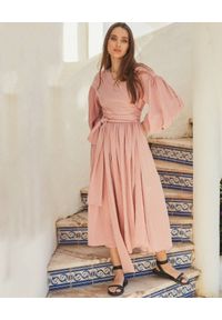 BY CABO - Różowa sukienka z paskiem NAMIBE. Kolor: wielokolorowy, fioletowy, różowy. Typ sukienki: kopertowe