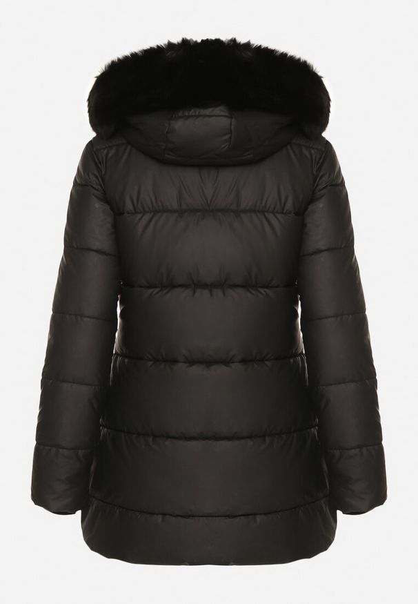 Born2be - Czarna Taliowana Kurtka Pikowana z Kapturem z Futrem Nalaseva. Okazja: na co dzień. Typ kołnierza: kaptur. Kolor: czarny. Materiał: futro. Sezon: zima. Styl: elegancki, casual