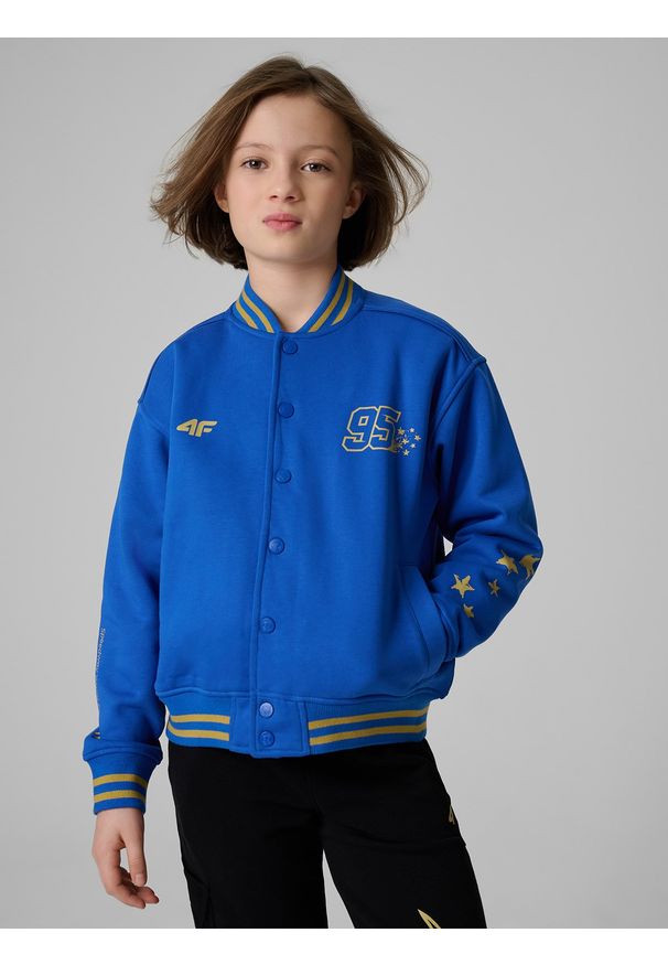 4f - 4F Bluza bomberka dziecięca 4F x Bartosz Zmarzlik - niebieska 146/152 (10-12 lat). Okazja: na co dzień, na uczelnię. Kolor: niebieski. Materiał: dzianina. Wzór: nadruk. Sezon: lato. Styl: młodzieżowy, casual, klasyczny, sportowy