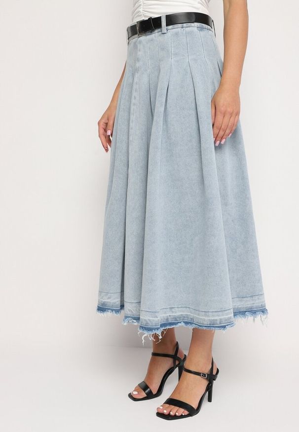 Born2be - Jasnoniebieska Spódnica Jeansowa Rozkloszowana z Paskiem z Ekoskóry Nalier. Okazja: na co dzień. Kolor: niebieski. Materiał: jeans. Styl: casual, elegancki