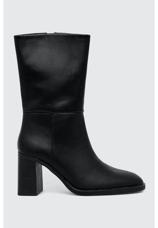 Answear Lab botki damskie kolor czarny na słupku. Nosek buta: okrągły. Kolor: czarny. Obcas: na słupku. Styl: wakacyjny. Wysokość obcasa: średni