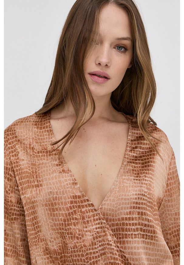 Guess - Bluzka. Okazja: na co dzień. Kolor: beżowy. Materiał: włókno, tkanina. Styl: casual