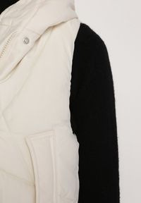 Born2be - Jasnobeżowa Długa Kamizelka z Nieodpinanym Kapturem i Wsuwanymi Kieszeniami Almanessa. Kolor: beżowy. Długość: długie. Wzór: aplikacja #2