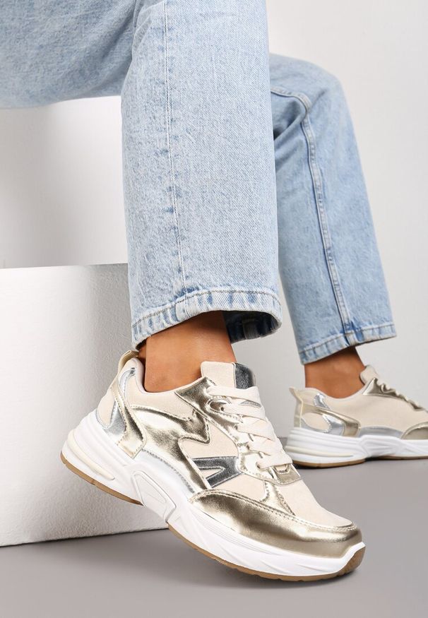 Renee - Złote Sneakersy Sznurowane Ozdobione Wstawkami z Materiału Eanfla. Kolor: złoty. Materiał: materiał. Wzór: aplikacja