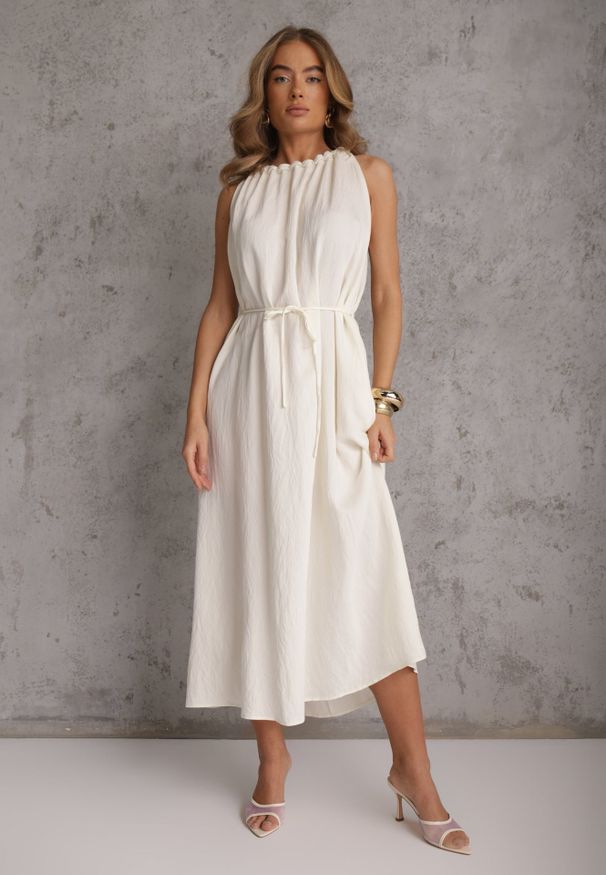 Renee - Jasnobeżowa Sukienka Bez Rękawów z Wiskozy z Ozdobnym Dekoltem i Wiązaniem w Talii Azeira. Okazja: na co dzień. Kolekcja: plus size. Kolor: beżowy. Materiał: wiskoza. Długość rękawa: bez rękawów. Typ sukienki: dla puszystych. Styl: casual