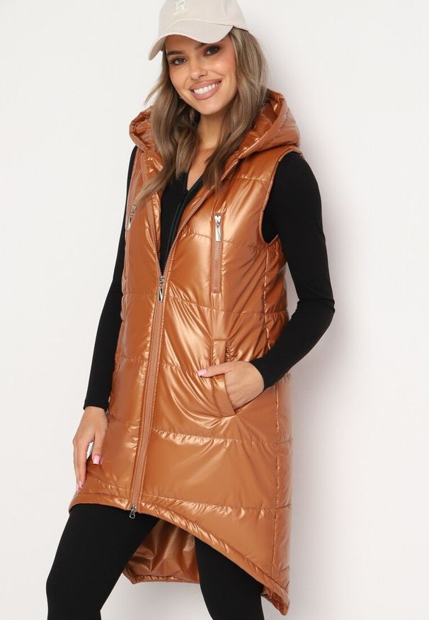 Born2be - Brązowa Długa Kamizelka z Kapturem Ozdobiona Imitacją Kieszeni Mavaria. Typ kołnierza: kaptur. Kolor: brązowy. Materiał: jeans. Długość: długie. Wzór: aplikacja. Sezon: wiosna, jesień. Styl: elegancki, sportowy, klasyczny