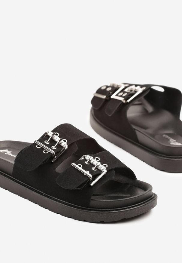 Born2be - Czarne Klapki z Ozdobnymi Klamrami Sistella. Okazja: na spacer. Kolor: czarny. Materiał: jeans. Wzór: aplikacja. Sezon: lato. Obcas: na płaskiej podeszwie. Styl: klasyczny, elegancki