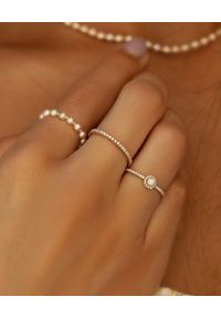 REDLINE PARIS - Złoty pierścionek z diamentami Si Joli. Materiał: złote. Kolor: złoty. Wzór: aplikacja. Kamień szlachetny: diament