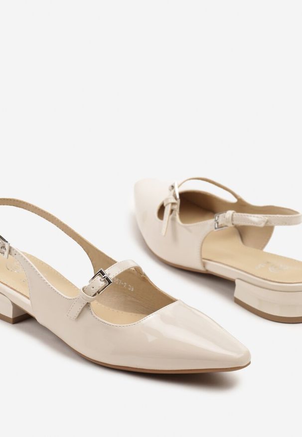 Renee - Beżowe Sandały Lakierowane Slingback z Paskiem Amiola. Okazja: na spotkanie biznesowe. Zapięcie: pasek. Kolor: beżowy. Materiał: lakier. Styl: biznesowy, klasyczny