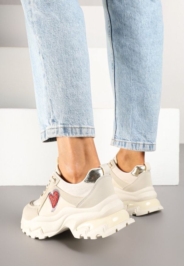 Born2be - Beżowe Sneakersy Streetwearowe z Brokatem na Grubej Podeszwie Miledia. Okazja: na co dzień. Nosek buta: okrągły. Kolor: beżowy. Materiał: jeans. Wzór: aplikacja