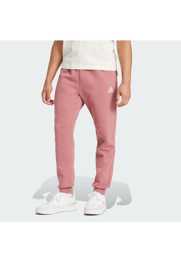 Adidas - Essentials Fleece Regular Tapered Pants. Kolor: różowy, wielokolorowy, czerwony. Materiał: materiał