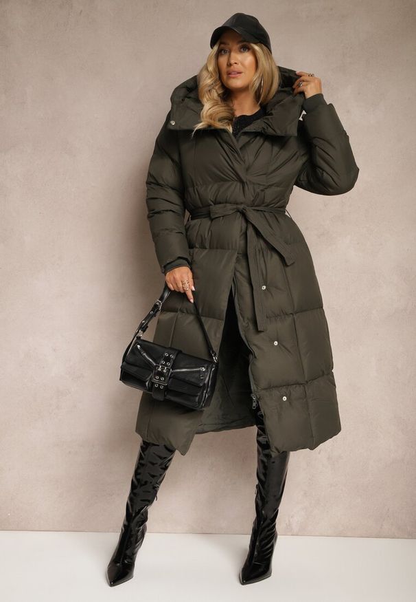 Renee - Ciemnozielona Długa Kurtka z Pikowanymi Przeszyciami Kapturem i Wiązanym Paskiem Zalirra. Okazja: na co dzień. Kolor: zielony. Materiał: jeans, dzianina. Długość: długie. Styl: elegancki, casual