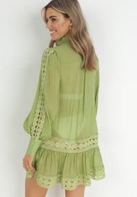 Born2be - Zielona Pudełkowa Tunika z Koronką i Długim Rękawem Ahrar. Typ kołnierza: kołnierzyk stójkowy. Kolor: zielony. Materiał: koronka. Długość rękawa: długi rękaw. Długość: długie. Wzór: koronka #6