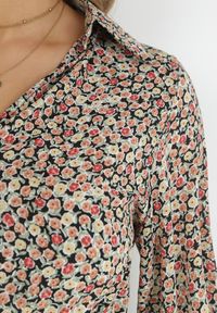 Born2be - Beżowo-Czarna Sukienka Ampissa. Typ kołnierza: kołnierz z falbankami. Kolor: beżowy. Wzór: aplikacja, kwiaty, nadruk. Styl: klasyczny. Długość: midi #4