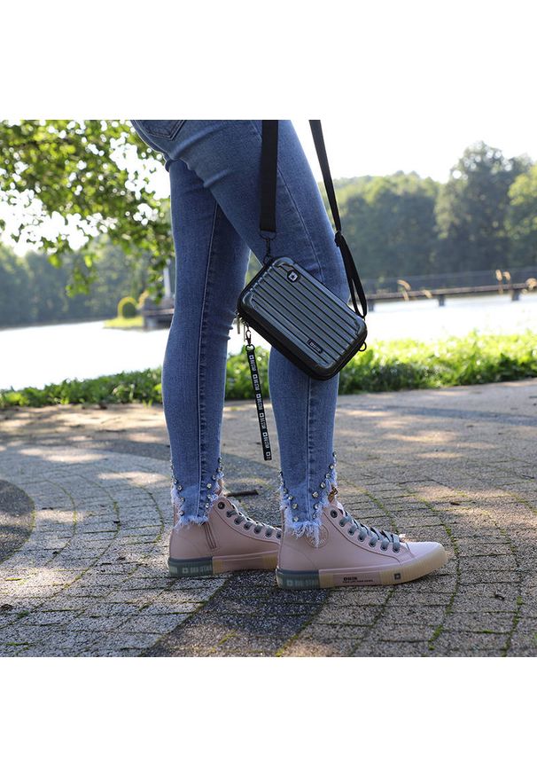 Big Star Accessories - Torebka damska Big Star, z tworzywa syntetycznego o ryflowanej strukturze z dwoma zamkami błyskawicznymi regulowanym paskiem na ramię, szara, GG57416. Kolor: szary. Materiał: syntetyk