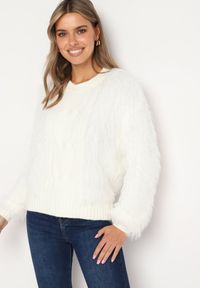 Born2be - Biały Sweter z Długim Włosiem i Dodatkiem Wełny Merithina. Kolor: biały. Materiał: wełna. Długość: długie. Styl: klasyczny, elegancki
