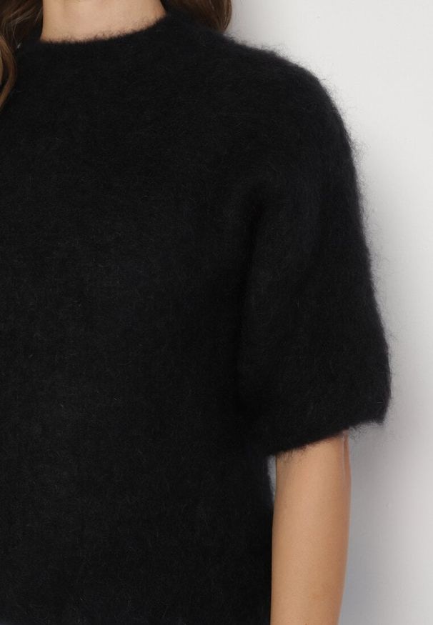 Born2be - Czarny Moherowy Sweter o Kroju Nietoperza z Rękawami 3/4 Eleanira. Okazja: na co dzień. Kolor: czarny. Materiał: moher. Wzór: aplikacja, ze splotem. Sezon: zima, jesień. Styl: klasyczny, elegancki, casual