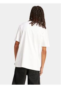 Adidas - adidas T-Shirt Flames Logo IS2944 Biały Loose Fit. Kolor: biały. Materiał: bawełna #4