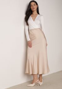 Born2be - Beżowa Satynowa Spódnica z Lekko Rozkloszowanym Dołem Zinnemira. Kolor: beżowy. Materiał: satyna. Styl: elegancki, klasyczny #1