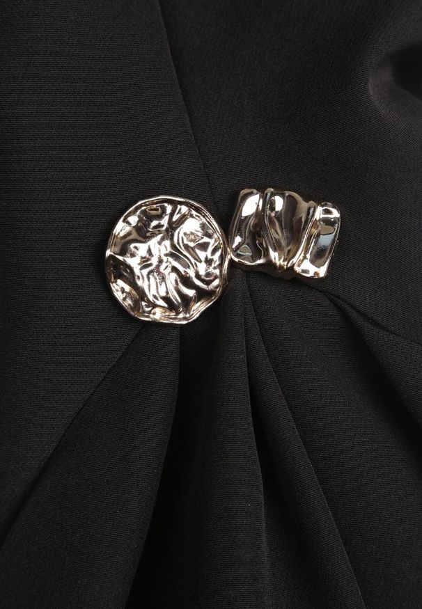 Born2be - Czarna Elegancka Sukienka Bez Rękawów Zdobiona Przypinkami w Talii Rhaegina. Okazja: na co dzień. Kolor: czarny. Długość rękawa: bez rękawów. Wzór: aplikacja. Typ sukienki: proste, rozkloszowane. Styl: elegancki