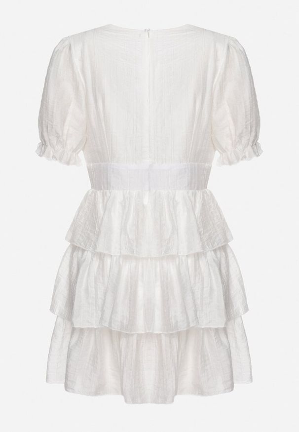 Born2be - Biała Sukienka o Rozkloszowanym Kroju z Bufiastymi Rękawami i Falbankami Elfea. Typ kołnierza: kołnierz z falbankami. Kolor: biały. Materiał: włókno. Styl: klasyczny