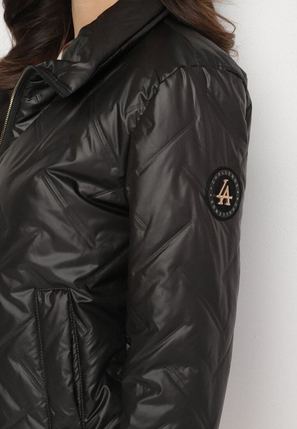 Born2be - Czarna Pikowana Kurtka z Eleganckim Kołnierzykiem i Ściągaczem Dizana. Okazja: na co dzień. Kolor: czarny. Materiał: jeans. Wzór: aplikacja. Styl: elegancki