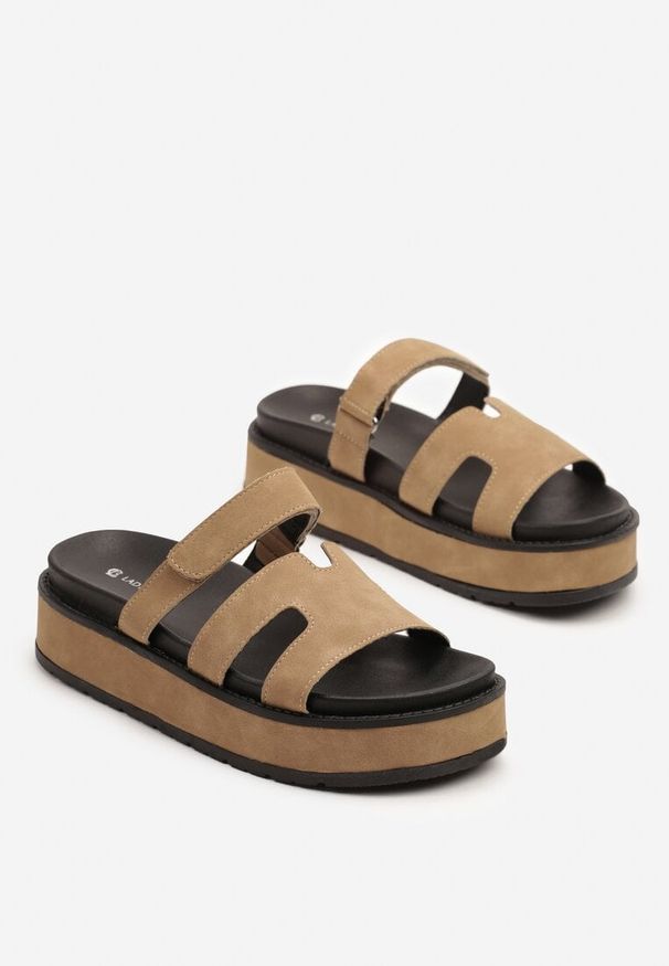 Born2be - Ciemnobeżowe Klapki na Grubej Podeszwie z Geometryczną Cholewką Ellivon. Okazja: na co dzień. Kolor: beżowy. Wzór: geometria. Sezon: lato. Styl: casual