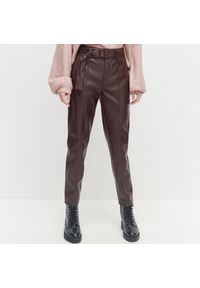 Reserved - Spodnie ze sztucznej skóry z paskiem - Bordowy. Kolor: czerwony. Materiał: skóra #1