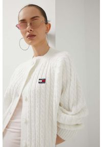Tommy Jeans kardigan z domieszką wełny kolor biały. Kolor: biały. Materiał: wełna. Długość rękawa: raglanowy rękaw. Wzór: ze splotem #1