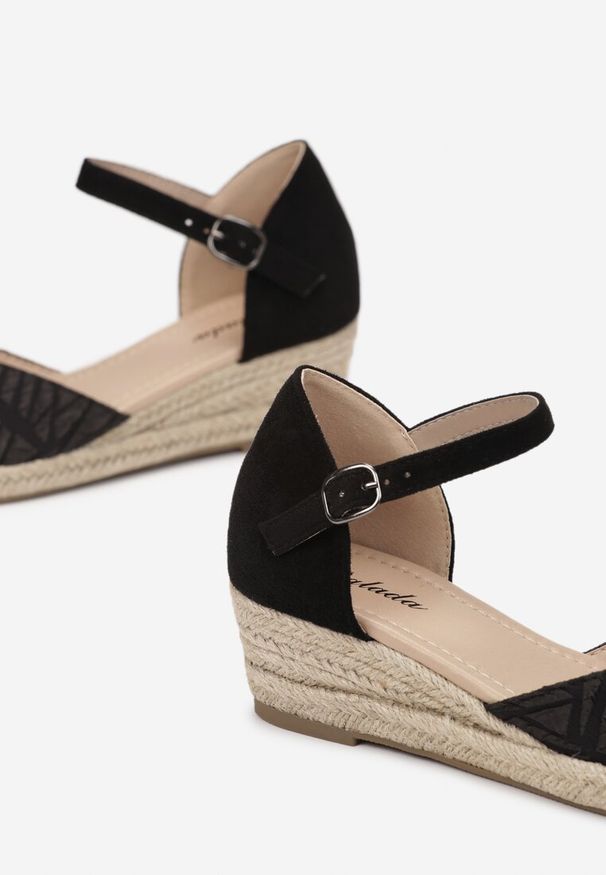 Born2be - Czarne Sandały Callolea. Nosek buta: okrągły. Zapięcie: sprzączka. Kolor: czarny. Materiał: materiał. Wzór: aplikacja. Sezon: wiosna, lato. Obcas: na koturnie