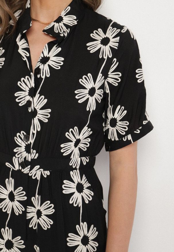 Born2be - Czarny Wiskozowy Kombinezon o Koszulowym Kroju z Krótkim Rękawem i Kieszeniami Milaviela. Okazja: na co dzień. Kolor: czarny. Materiał: wiskoza. Długość rękawa: krótki rękaw. Długość: krótkie. Styl: casual, elegancki, klasyczny