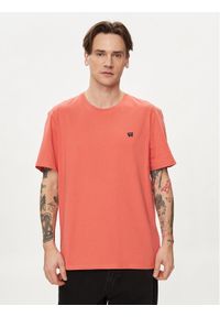 Wrangler T-Shirt Sign Off 112350437 Czerwony Regular Fit. Kolor: czerwony. Materiał: bawełna