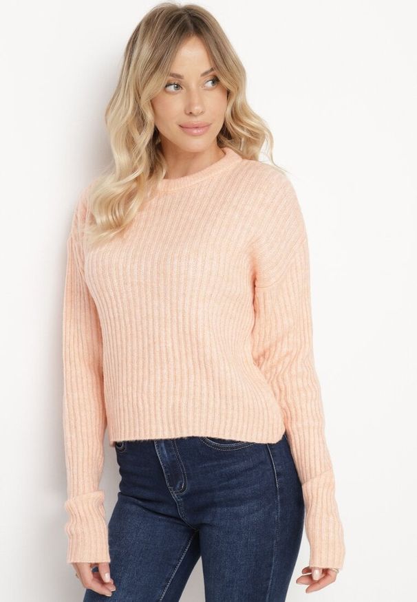Born2be - Jasnoróżowy Sweter o Pudełkowym Kroju z Prążkowanym Tłoczeniem Omelis. Okazja: na co dzień. Kolor: różowy. Materiał: prążkowany. Długość rękawa: długi rękaw. Długość: długie. Styl: elegancki, casual