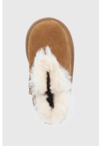 Ugg - UGG Śniegowce zamszowe dziecięce Bailey Zip Short kolor brązowy. Nosek buta: okrągły. Kolor: brązowy. Materiał: zamsz. Szerokość cholewki: normalna