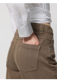 outhorn - Spodenki jeansowe damskie - brązowe. Kolor: brązowy. Materiał: jeans #4