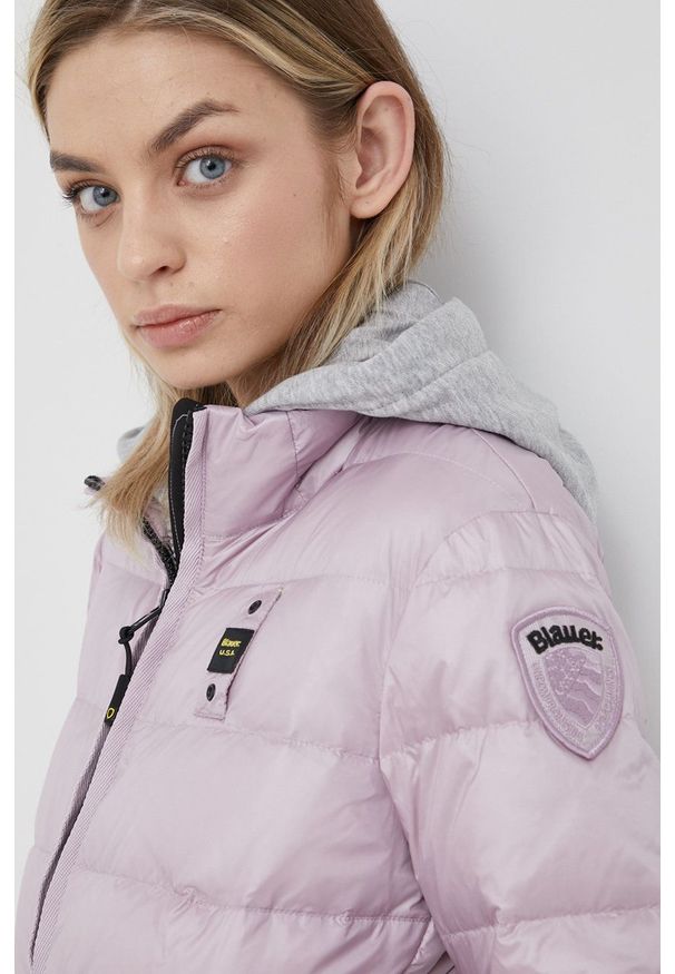 Blauer kurtka puchowa damska kolor fioletowy przejściowa. Okazja: na co dzień. Kolor: fioletowy. Materiał: puch. Styl: casual