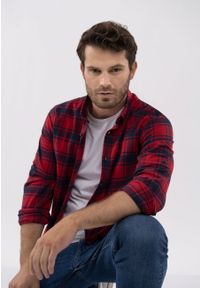 Volcano - Czerwona koszula w kratę, Regular Fit, K-ISEO. Okazja: na co dzień. Typ kołnierza: kołnierzyk klasyczny. Kolor: czerwony. Materiał: materiał, bawełna, jeans. Wzór: kratka. Styl: klasyczny, casual #1