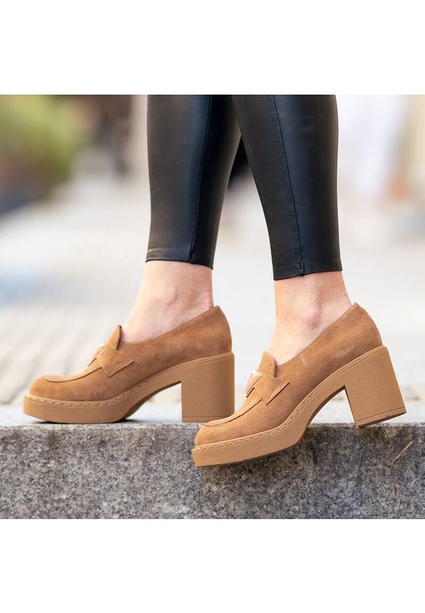 Półbuty damskie Lamanti, cholewka z naturalnej skóry zamszowej z paskiem na podbiciu i metalowym detalem, beż, 931‑226. Okazja: na co dzień. Zapięcie: bez zapięcia, pasek. Kolor: beżowy. Materiał: skóra, zamsz. Szerokość cholewki: normalna. Obcas: na obcasie. Styl: casual, elegancki. Wysokość obcasa: średni