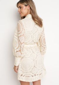 Born2be - Jasnobeżowa Koronkowa ze Stójką i Szerokimi Mankietami Rojas. Typ kołnierza: kołnierzyk stójkowy. Kolor: beżowy. Materiał: koronka. Sezon: wiosna, lato. Typ sukienki: koszulowe #3