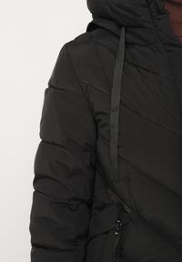 Born2be - Czarna Długa Kurtka Pikowana z Kapturem i Ozdobnymi Suwakami Hediella. Okazja: na co dzień. Typ kołnierza: kaptur. Kolor: czarny. Materiał: dzianina, jeans. Długość: długie. Styl: klasyczny, casual, elegancki #5