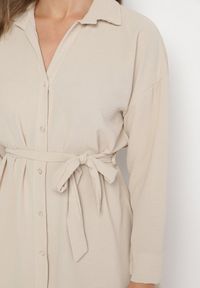 Born2be - Beżowa Sukienka Koszulowa z Falbanką i Wiązanym Paskiem Fian. Kolor: beżowy. Materiał: materiał. Długość rękawa: długi rękaw. Typ sukienki: koszulowe. Styl: klasyczny. Długość: mini #4