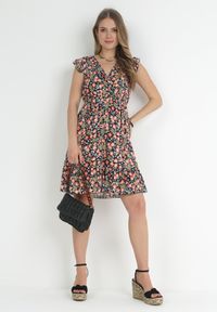 Born2be - Granatowa Rozkloszowana Sukienka z Wiskozy w Kwiaty Evalis. Kolor: niebieski. Materiał: wiskoza. Wzór: kwiaty. Sezon: lato #4