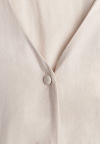 Renee - Beżowa Rozkloszowana Sukienka Koszulowa z Bawełny i Wiskozy Zdobiona Klapami Gleta. Okazja: na co dzień. Kolor: beżowy. Materiał: wiskoza, bawełna. Wzór: aplikacja. Typ sukienki: koszulowe. Styl: casual, elegancki #2