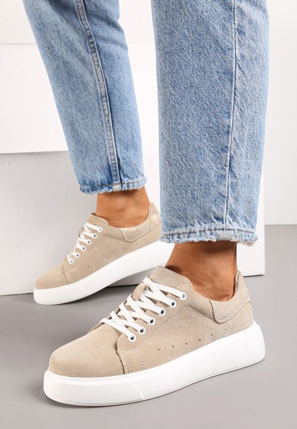 Renee - Beżowe Sneakersy z Ozdobnym Zapiętkiem Emicca. Okazja: na co dzień, na spotkanie biznesowe, do pracy. Kolor: beżowy. Materiał: skóra. Sezon: lato, wiosna. Obcas: na obcasie