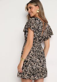 Born2be - Czarno-Beżowa Rozkloszowana Bawełniana Sukienka z Gumką w Talii i Falbanami Nelsea. Okazja: na co dzień, na randkę. Typ kołnierza: dekolt w kształcie V. Kolor: czarny. Materiał: bawełna. Długość rękawa: krótki rękaw. Typ sukienki: rozkloszowane. Styl: casual, wizytowy #7