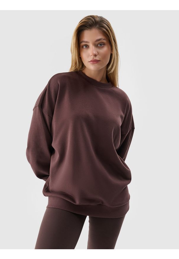 4f - 4F Bluza dresowa oversize nierozpinana bez kaptura damska - brązowa S. Okazja: na co dzień. Typ kołnierza: bez kaptura. Kolor: brązowy. Materiał: dresówka. Wzór: gładki, nadruk, ze splotem. Styl: sportowy, casual, klasyczny