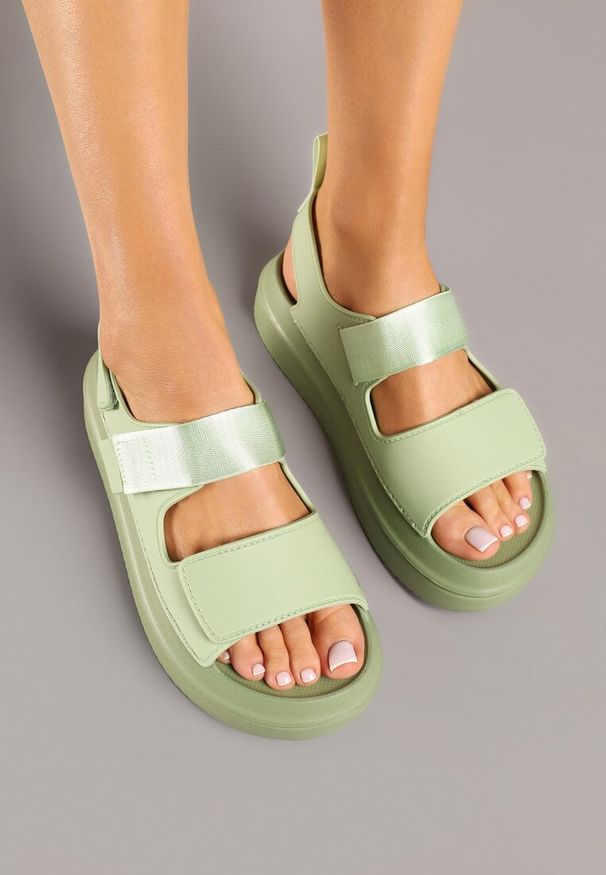 Born2be - Zielone Sandały na Grubej Podeszwie z Dwoma Paskami Taloiti. Okazja: na co dzień. Zapięcie: pasek. Kolor: zielony. Materiał: jeans. Wzór: paski. Styl: klasyczny, casual