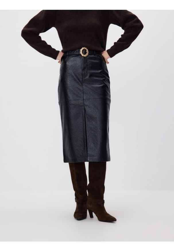 Reserved - Spódnica z ozdobnym paskiem - czarny. Kolor: czarny. Materiał: skóra
